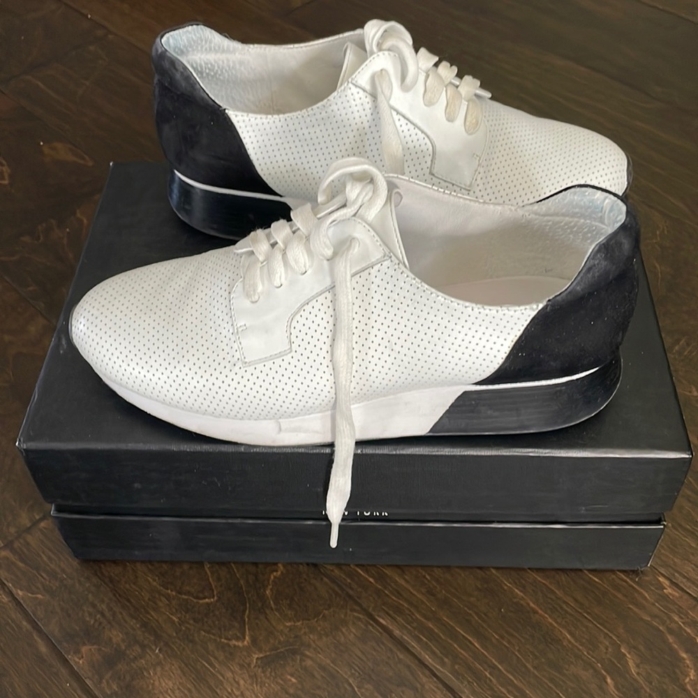Vince Camuto leather and suede sneakers 🖤🕊